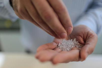  CAXIAS DO SUL, RS, BRASIL - 2017.08.18 - Pesquisas sobre produtos naturais e sintéticos, na UCS. (Foto: André Ávila/ Agência RBS)Indexador: Andre Avila