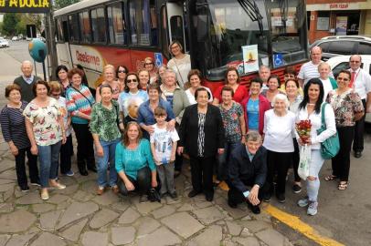  CAXIAS DO SUL, RS, BRASIL, 27/09/2017. Turma que vai mensalmente à capela do Padre João Schiavo, em Fazenda Souza, se prepara para a última missa antes da beatificação. Ana Maria Bernardi organiza o ônibus há pelo menos 10 anos. (Diogo Sallaberry/Agência RBS)