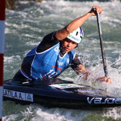 No segundo dia de competições na França no Mundial de Canoagem Slalom Pedro Gonçalves e Ana Sátila (foto) fizeram uma boa prova e garantiram vagas nas semifinais na primeira descida das classificatórias. Pepe foi o quinto melhor barco da categoria e Sátila, que se classificou na 13ª posição, se prepara buscar mais uma semifinal nesta quinta-feira (28).