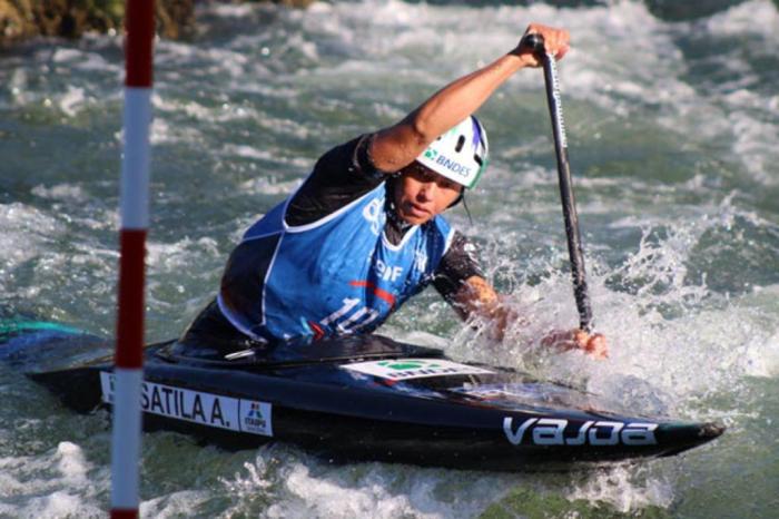 No segundo dia de competições na França no Mundial de Canoagem Slalom Pedro Gonçalves e Ana Sátila (foto) fizeram uma boa prova e garantiram vagas nas semifinais na primeira descida das classificatórias. Pepe foi o quinto melhor barco da categoria e Sátila, que se classificou na 13ª posição, se prepara buscar mais uma semifinal nesta quinta-feira (28).