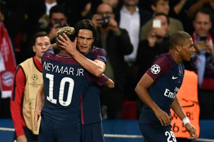 Paris Saint-Germains Brazilian forward Neymar (L) is congratulated by Paris Saint-Germains Uruguayan forward Edinson Cavani during the UEFA Champions League football match between Paris Saint-Germain and Bayern Munich on September 27, 2017 at the Parc des Princes stadium in Paris. / AFP PHOTO / CHRISTOPHE SIMON