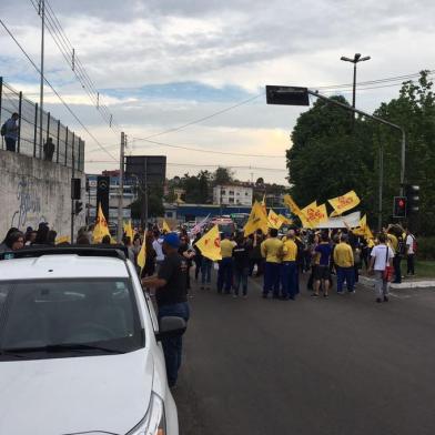 Cerca de 150 pessoas, entre estudantes, professores e servidores dos Correios, fazem um protesto conjunto  em frente ao Monumento ao Imigrante, na BR-116, em Caxias do Sul. Os manifestantes devem permanecer na rodovia até por volta das 19h. Após, devem seguir a pé até a Universidade de Caxias do Sul (UCS)