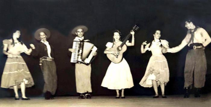  

Os Sinuelos, grupo de música e danças gauchescas que fez grande sucesso no final da década de 1950.