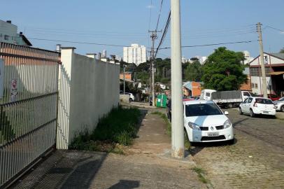 Poste de madeira em condições precárias foi trocado na última terça-feira pela RGE, no bairro Santa Catarina, em Caxias do Sul.