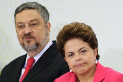 BRASÍLIA, DF, BRASIL, 26-05-2011, 11h30. O ministro-chefe da Casa Civil Antonio Palocci e a presidente Dilma Rousseff participam de cerimônia de assinatura de termos de compromisso para construção de quadras esportivas escolares cobertas e unidades de educação infantil do PAC 2 e doação de bicicletas e capacetes escolares do programa Caminho da Escola, no Palácio do Planalto. (Foto: Marcelo Camargo/Folhapress, 5163, PODER)