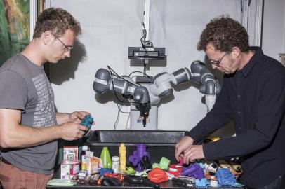 ROBOTS-METZ-NSPR-091917

Jeff Mahler, left, and Ken Goldberg arrange objects for a robot to grasp at the University of California, Berkeley, Aug. 30, 2017. The techniques used to train the robot represent a fundamental shift in robotics research, a shift that could overhaul not just AmazonÕs warehouses but entire industries. (Jason LeCras/The New York Times)

Editoria: F
Local: BERKELEY
Indexador: JASON LECRAS
Fonte: NYTNS
Fotógrafo: STR