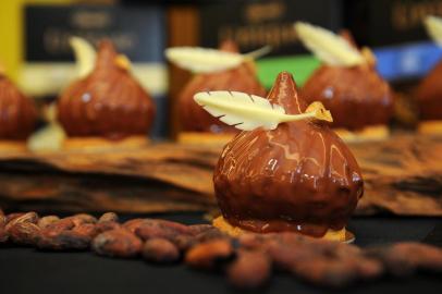  

CANELA, RS, BRASIL 24/05/2017
O confeiteiro paulistano Lucas Corazza, considerado o maior especialista em chocolate do Brasil, esteve em Canela para dar um curso na Chocolataria Castelli. (Felipe Nyland/Agência RBS)