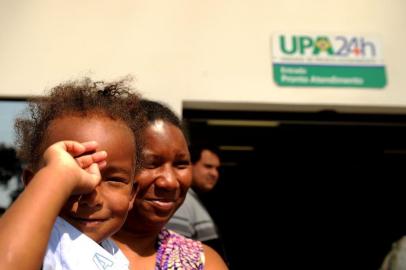  CAXIAS DO SUL, RS, BRASIL, 26/09/2017. Avaliação da primeira semana de funcionamento da Unidade de Pronto-Atendimento da Zona Norte de Caxias do Sul, a UPA Zona Norte. Márcia Wolf, 39, dona de casa, levou o filho Vitor, 2 anos, para atendimento na UPA, junto com o marido Genelsi Mello Netto, 45, metalúrgico. (Diogo Sallaberry/Agência RBS) 