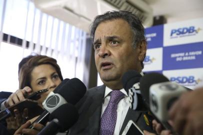 Senador Aécio Neves fala à imprensa após reunião do PSDB.