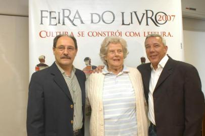 *** Feira do Livro-RRigon ***Feira do Livro. Prefeitura lança a edição de 2007 e apresenta o patrono Paulo Ribeiro e a homenageada Rita Brugger. Na foto, o escritor Paulo Ribeiro e Rita Brugger e o preito José Ivo sartori (E).