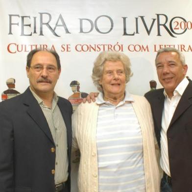 *** Feira do Livro-RRigon ***Feira do Livro. Prefeitura lança a edição de 2007 e apresenta o patrono Paulo Ribeiro e a homenageada Rita Brugger. Na foto, o escritor Paulo Ribeiro e Rita Brugger e o preito José Ivo sartori (E).