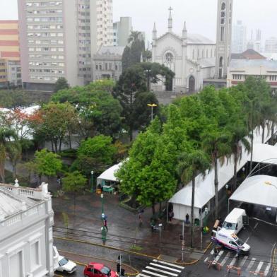  CAXIAS DO SUL, RS, BRASIL (28/09/2017) Feira do Livro 2017. Prefeitura finaliza instalação e fechamento da rua Dr. Montaury. (Roni Rigon/Pioneiro).