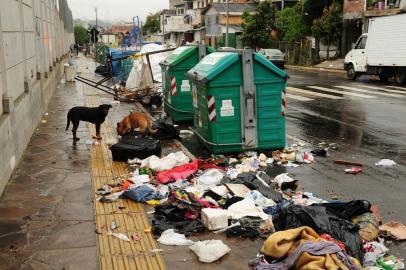  CAXIAS DO SUL, RS, BRASIL, 28/09/2017. Situação da Rua Cristóforo Randon reflete problemas sociais em obra milionária. Catadores de lixo, recicladores, drogaditos e moradores de rua dividem espaço com o lixo espalhado sobre as calçadas da revitalizada via. (Diogo Sallaberry/Agência RBS)