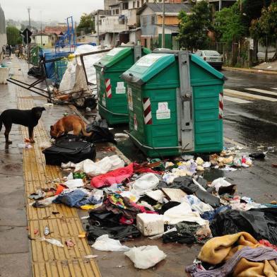  CAXIAS DO SUL, RS, BRASIL, 28/09/2017. Situação da Rua Cristóforo Randon reflete problemas sociais em obra milionária. Catadores de lixo, recicladores, drogaditos e moradores de rua dividem espaço com o lixo espalhado sobre as calçadas da revitalizada via. (Diogo Sallaberry/Agência RBS)