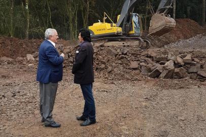 Secretário Pedro Westphalen visita obra da rótula de Fazenda Souza