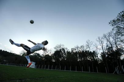  

NOVA CANDELÁRIA, RS, BRASIL, 17/08/2017: Goleadores do interior: Cláudio Fernando Wille, o Nando. Sua vida é o futebol. Queria ter sido jogador profissional, mas optou por trabalhar num banco pelo esporte amador. Cobiçada por clubes profissionais o atacante é considerado o maior goleador da região, além de ser o orgulho dos pais. (Foto: Carlos Macedo / Agência RBS)
Indexador: Carlos Macedo