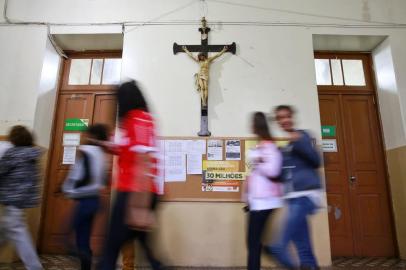  

PORTO ALEGRE, RS, BRASIL - 28-09-2017 - Colégio Estadual Paula Soares apresenta um crucifixo no hall de entrada. A instituição de Porto Alegre tem disciplina de Ensino Religioso, mas a direção afirma que são abordados conteúdos como ética e direitos humanos. (FOTO: ANDERSON FETTER/AGÊNCIA RBS)