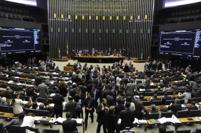 Câmara dos Deputados. Ordem do dia para discussão e votação de diversos projetos.