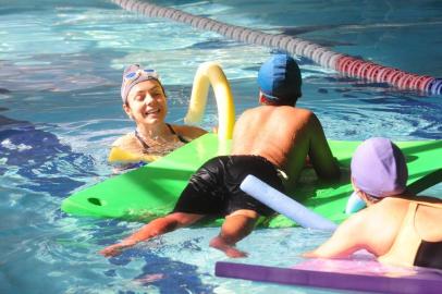  CAXIAS DO SUL, RS, BRASIL (26/09/2017). NADANDO COM SENTIMENTO. ATIVIDADE FÍSICA, SOB ORIENTAÇÃO DA PROFESSORA SILVANA MAZIERO, AUXILIA NO TRATAMENTO PSIQUIÁTRICO. EXERCÍCIOS REALIZADOS NA PISCINA DA UCS. (Roni Rigon/Pioneiro).