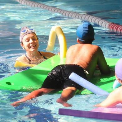  CAXIAS DO SUL, RS, BRASIL (26/09/2017). NADANDO COM SENTIMENTO. ATIVIDADE FÍSICA, SOB ORIENTAÇÃO DA PROFESSORA SILVANA MAZIERO, AUXILIA NO TRATAMENTO PSIQUIÁTRICO. EXERCÍCIOS REALIZADOS NA PISCINA DA UCS. (Roni Rigon/Pioneiro).