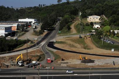  GARIBALDI, RS, BRASIL, 14/09/2017 - Obras da reformulação do entroncamento da RS-453 com a BR-470, conhecido como Trevo da Telasul, em Garibaldi, estão atrasadas. A reformulação do trevo começou no início de setembro do ano passado e prevê a construção de uma rotatória alongada, que deve eliminar as filas de veículos. Ela também foi pensada para se adequar a uma futura duplicação da estrada ou à construção de uma elevada, apontada como a solução definitiva para o entroncamento. (Marcelo Casagrande/Agência RBS)