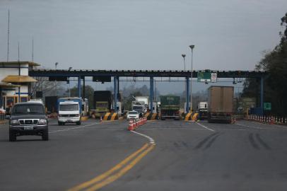  

SANTA CRUZ DO SUL, RS, BRASIL, 16-06-2016. RSC-287, entre Tabaí e Santa Cruz do Sul: trecho administrado pela EGR, que terá obras de reconstrução. O melhor é a parte entre Santa Cruz e Venâncio Aires, que está saturado pelo alto trânsito de caminhões.  RSC-287, pouco depois Paraíso do Sul: trecho da rodovia que será concedido à iniciativa privada. (DIEGO VARA/AGÊNCIA RBS)