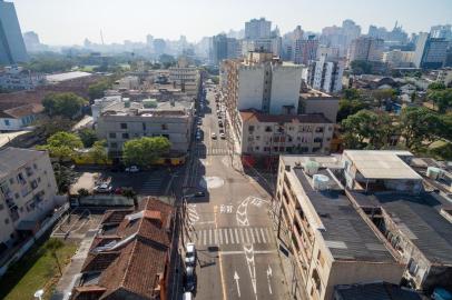  

PORTO ALEGRE, RS, BRASIL, 20/09/2017 : Prefeitura e WRI trabalham em projeto para transformar a João Alfredo em uma rua de referência, implantando medidas como redução da área de circulação dos veículos, ampliação das calçadas, faixas de segurança elevadas, instalação de bikepoa e paraciclos, colocação de vegetação, implantação de parklets.. (Omar Freitas/Agência RBS)
Local: Porto Alegre