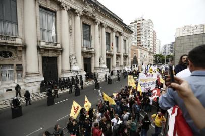  

PORTO ALEGRE, RS, BRASIL, 29-09-2017. Protesto no Palácio Piratini de professores do Estado contra o parcelamentoi de salários do governador Sartori (CARLOS MACEDO/AGÊNCIA RBS)