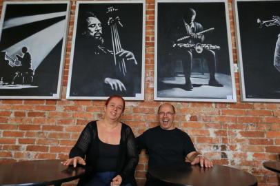  

PORTO ALEGRE, RS, BRASIL - 2017.09.28 - Hélio Flanders + Dingo Bells e Ian Ramil tocam no Café Fon Fon, no último fim de semana de setembro. Na foto: Bethy Krieger e Luizinho Santos, sócios do Café Fon Fon. (Foto: ANDRÉ ÁVILA/ Agência RBS))