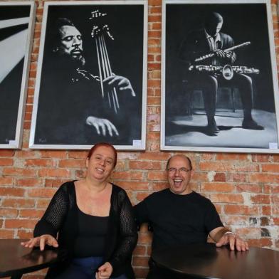  

PORTO ALEGRE, RS, BRASIL - 2017.09.28 - Hélio Flanders + Dingo Bells e Ian Ramil tocam no Café Fon Fon, no último fim de semana de setembro. Na foto: Bethy Krieger e Luizinho Santos, sócios do Café Fon Fon. (Foto: ANDRÉ ÁVILA/ Agência RBS))