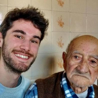  Piero Dutra Vicenzi, estudante do 6º semestre de Jornalismo da UCPel, finalista do Primeira Pauta 2017, com o avô Toni Madruga, de 91 anos, morto no dia 26 de setembro de 2017