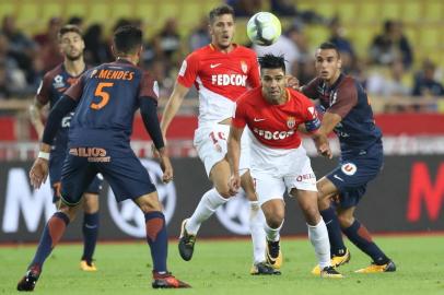 Monacos Colombian forward Radamel Falcao (2nd-R) heads the ball during the French L1 football match Monaco vs Montpellier on september 29, 2017 at the Louis II Stadium in Monaco. / AFP PHOTO / VALERY HACHE