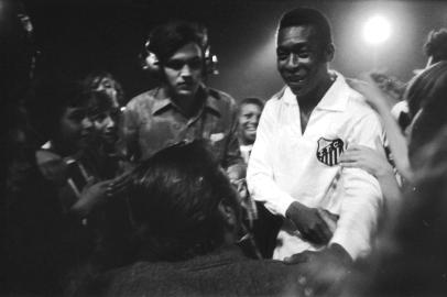 Jogador Pelé.Grêmio 01 x 00 Santos.Partida pelo Campeonato Nacional, no Estádio Olímpico, em setembro de 1971.#envelope: 76812*OBS CDI: não foi possível identificar o fotógrafo no envelope original de negativos.