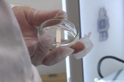 Formado pela UFRGS, o engenheiro Rodrigo Roesler coordena o Laboratório de Engenharia Biomecânica da UFSC, que criou o primeiro implante quimioterápico impresso em 3D. Na foto, o implante. 
