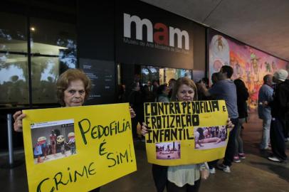 Manifestantes protestam em frente ao Museu de Arte Moderna