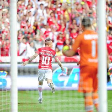 PORTO ALEGRE, RS, BRASIL - Inter e Santa Cruz se enfrentam no estádio Beira-Rio pela Série B do Brasileirão. Na foto, DAlessandro comemora gol de pênalti (Carlos Macedo/Agência RBS)