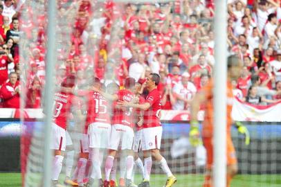 PORTO ALEGRE, RS, BRASIL - Inter e Santa Cruz se enfrentam no estádio Beira-Rio pela Série B do Brasileirão. Na foto, DAlessandro comemora gol de pênalti (Carlos Macedo/Agência RBS)