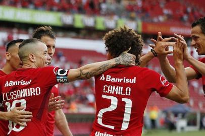 PORTO ALEGRE, RS, BRASIL - Inter e Santa Cruz se enfrentam no estádio Beira-Rio pela Série B do Brasileirão. Na foto, D'Alessandro comemora gol com Camilo (Carlos Macedo/Agência RBS)