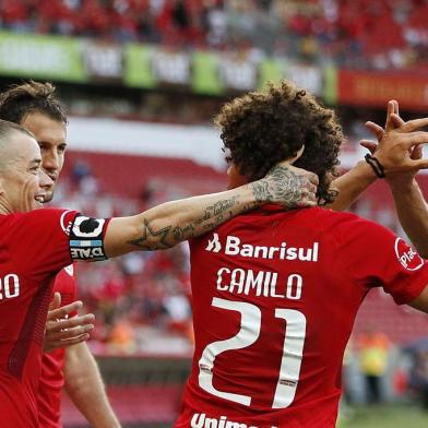 PORTO ALEGRE, RS, BRASIL - Inter e Santa Cruz se enfrentam no estádio Beira-Rio pela Série B do Brasileirão. Na foto, DAlessandro comemora gol com Camilo (Carlos Macedo/Agência RBS)