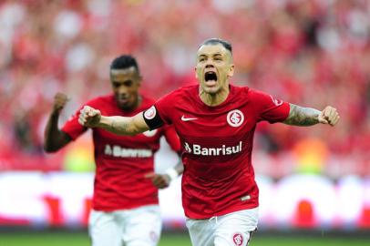 PORTO ALEGRE, RS, BRASIL - Inter e Santa Cruz se enfrentam no estádio Beira-Rio pela Série B do Brasileirão. Na foto, DAlessandro comemora gol (Carlos Macedo/Agência RBS)