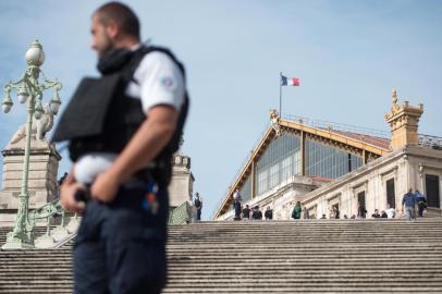 Um homem matou duas pessoas a faca, neste domingo (1º), na principal estação de trem de Marselha (sul da França), antes de ser abatido por militares - informou o chefe da polícia local, Olivier de Mazières.