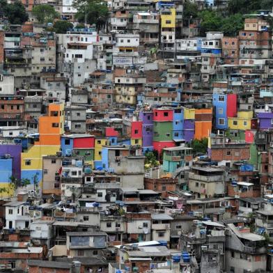 Desde que a pacificação na Rocinha, muitas casas foram  pintadas com cores vibrantes 

View of the Rocinha shantytown in Rio de Janeiro, Brazil on December 6, 2011.  Since Rocinhas pacification by authorities on November 2011, several houses have been repainted in brighter colours.   AFP PHOTO/CHRISTOPHE SIMON