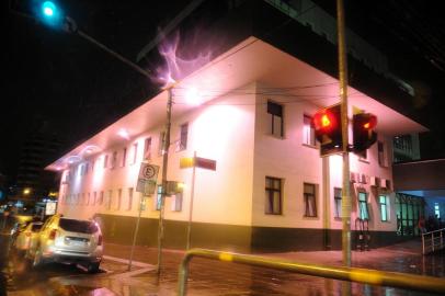  CAXIAS DO SUL, RS, BRASIL 01/10/2017Postão iluminado em homenagem ao Outubro Rosa. (Felipe Nyland/Agência RBS)