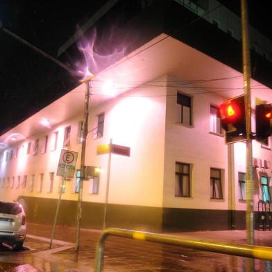  CAXIAS DO SUL, RS, BRASIL 01/10/2017Postão iluminado em homenagem ao Outubro Rosa. (Felipe Nyland/Agência RBS)