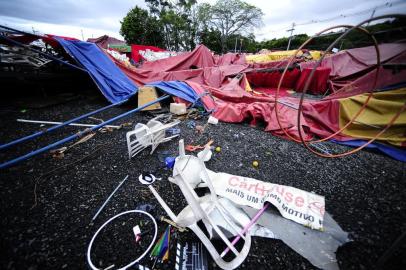 A estrutura do Circo da Rússia, instalada no bairro Praia de Belas, desabou com a força do vento que ultrapassou 100 km/h em Porto Alegre, no início da noite deste domingo (1º). No momento do acidente, cerca de 70 pessoas estavam assistindo ao espetáculo promovido no local. Segundo a Polícia Civil, até o momento, não há registro de feridos em razão da queda da cobertura do circo. Um dos proprietários do espetáculo foi socorrido e encaminhado ao hospital após passar mal com incidente.