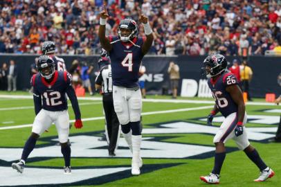 Tennessee Titans v Houston Texan

HOUSTON, TX - OCTOBER 01: Deshaun Watson #4 of the Houston Texans celebrates with Bruce Ellington #12 and Lamar Miller #26 after scoring on a one yard run in the second quarter against the Tennessee Titans at NRG Stadium on October 1, 2017 in Houston, Texas.   Bob Levey/Getty Images/AFP

Editoria: SPO
Local: Houston
Indexador: Bob Levey
Secao: American Football
Fonte: GETTY IMAGES NORTH AMERICA
Fotógrafo: STR