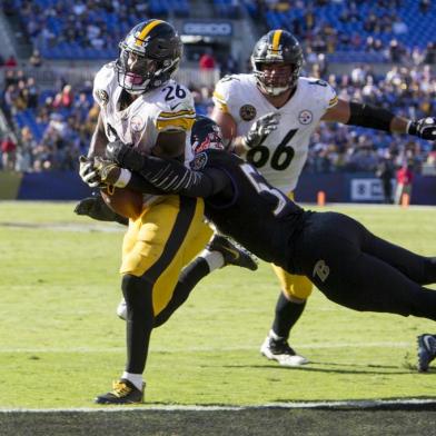 Pittsburgh Steelers v Baltimore RavensBALTIMORE, MD - OCTOBER 01: LeVeon Bell #26 of the Pittsburgh Steelers scores a touchdown as C.J. Mosley #57 of the Baltimore Ravens tries to stop him in the fourth quarter at M&T Bank Stadium on October 1, 2017 in Baltimore, Maryland.   Tasos Katopodis/Getty Images/AFPEditoria: SPOLocal: BaltimoreIndexador: TASOS KATOPODISSecao: American FootballFonte: GETTY IMAGES NORTH AMERICAFotógrafo: STR