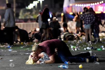 Reported Shooting At Mandalay Bay In Las Vegas

LAS VEGAS, NV - OCTOBER 01: A man lays on top of a woman as others flee the Route 91 Harvest country music festival grounds after a active shooter was reported on October 1, 2017 in Las Vegas, Nevada. A gunman has opened fire on a music festival in Las Vegas, leaving at least 2 people dead. Police have confirmed that one suspect has been shot. The investigation is ongoing.   David Becker/Getty Images/AFP

Editoria: ACE
Local: Las Vegas
Indexador: David Becker
Secao: Music
Fonte: GETTY IMAGES NORTH AMERICA
Fotógrafo: STR