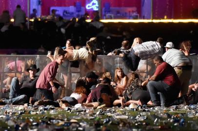 Reported Shooting At Mandalay Bay In Las Vegas

LAS VEGAS, NV - OCTOBER 01: People scramble for shelter at the Route 91 Harvest country music festival after apparent gun fire was heard on October 1, 2017 in Las Vegas, Nevada. A gunman has opened fire on a music festival in Las Vegas, leaving at least 20 people dead and more than 100 injured. Police have confirmed that one suspect has been shot. The investigation is ongoing.   David Becker/Getty Images/AFP

Editoria: ACE
Local: Las Vegas
Indexador: David Becker
Secao: Music
Fonte: GETTY IMAGES NORTH AMERICA
Fotógrafo: STR