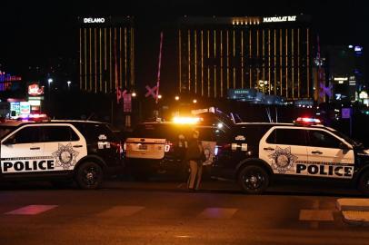  

EDITORS NOTE: Graphic content / Police form a perimeter around the road leading to the Mandalay Hotel (background) after a gunman killed at least 50 people and wounded more than 200 others when he opened fire on a country music concert in Las Vegas, Nevada on October 2, 2017. 
Police said the gunman, a 64-year-old local resident named as Stephen Paddock, had been killed after a SWAT team responded to reports of multiple gunfire from the 32nd floor of the Mandalay Bay, a hotel-casino next to the concert venue. / AFP PHOTO / Mark RALSTON

Editoria: CLJ
Local: Las Vegas
Indexador: MARK RALSTON
Secao: justice and rights
Fonte: AFP
Fotógrafo: STF